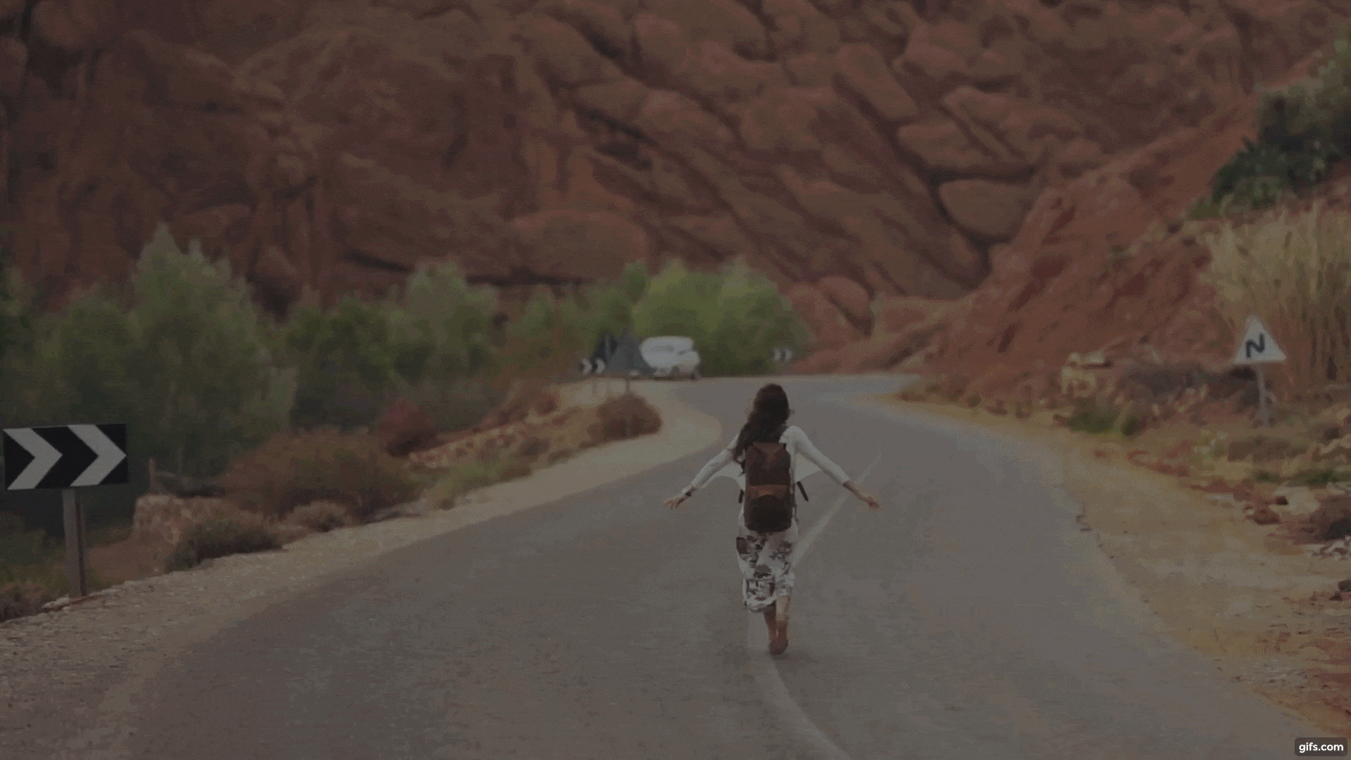 Um gif animado de vários cortes com pessoas viajando em diferentes localidades do mundo.